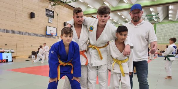 Judokas auf dem Siegertreppchen bei den Landesmeisterschaften
