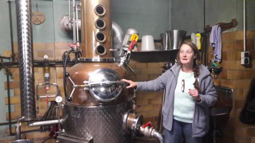 Rita Vitt versteht ihr Handwerk mit der Destille.