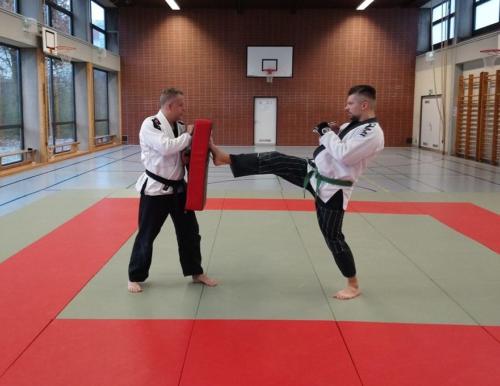 Jiu-Jitsu Fußtritt an Pratze