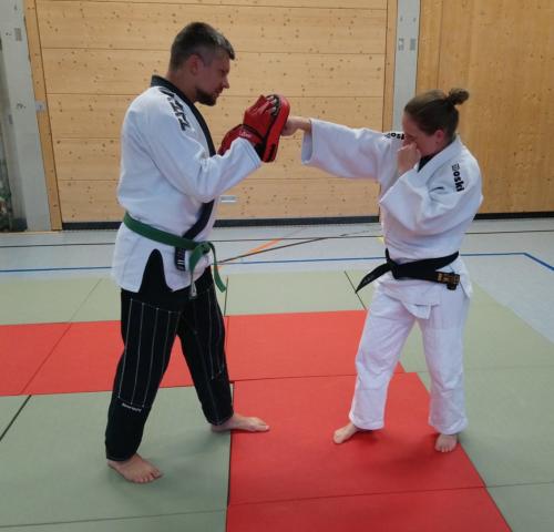 Jiu-Jitsu Schlagtraining an Pratzen